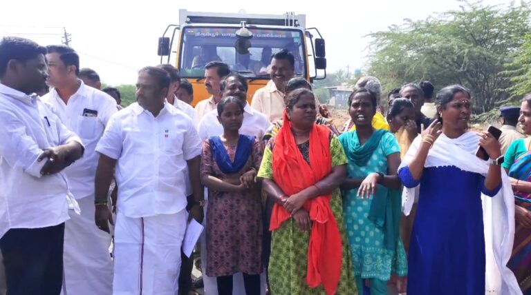 Garbage trucks are being seized.. AIADMK members join the people in a dharna