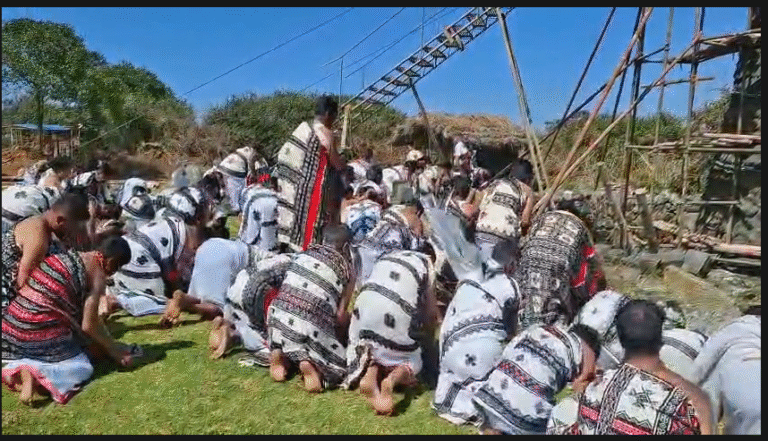 ”முத்தநாடு மந்து தோடர் பழங்குடியின கோவிலில் கூரை வேயும் நிகழ்ச்சி”