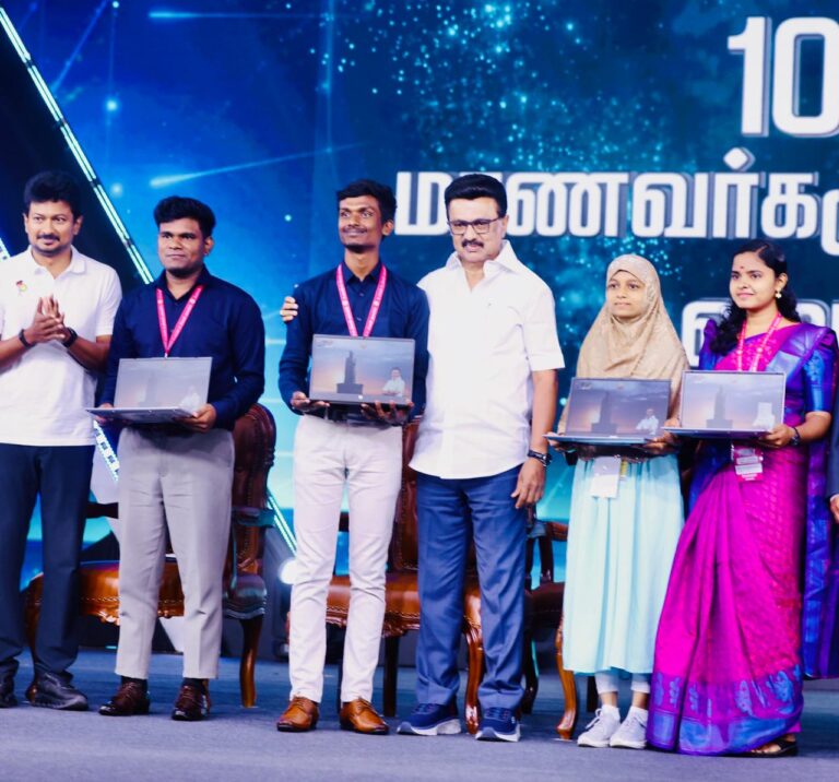 ”இலவச லேப்டாப் திட்டத்தில் ஏமாற்று நாடகம் எதிர்க்கட்சியினர் குற்றச்சாட்டு”